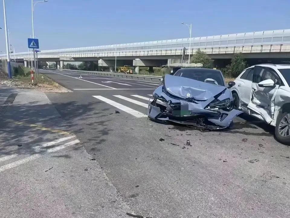 小米SU7刚上市没多久，为何各种撞车事故频出不穷？但仍未出现过“起火”的现象，意