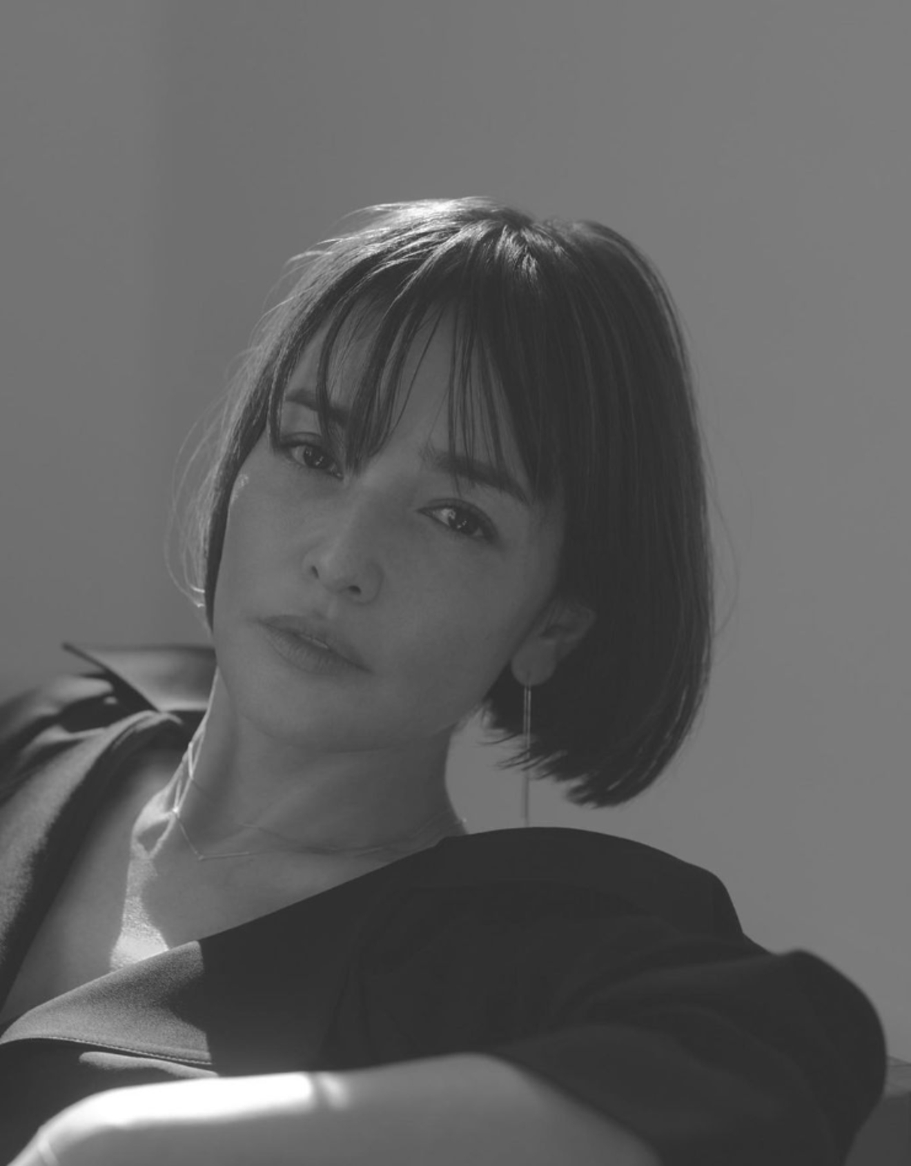 梨花、展现出演员般魅力的帅气丈夫露脸引发话题，身穿大胆美背全开紧身衣令人着迷：“