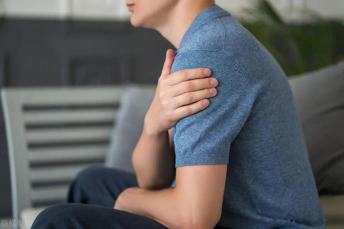 有癌入体，肩膀先知？提醒：肩膀若是出现3个异常，或是癌症信号1、肩膀疼痛肩膀疼痛