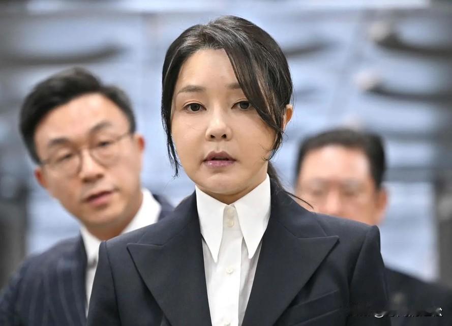 昨天的金建希，要么不开口说话，开口就是“不知道、不记得”！
昨天是金建希被捕后的