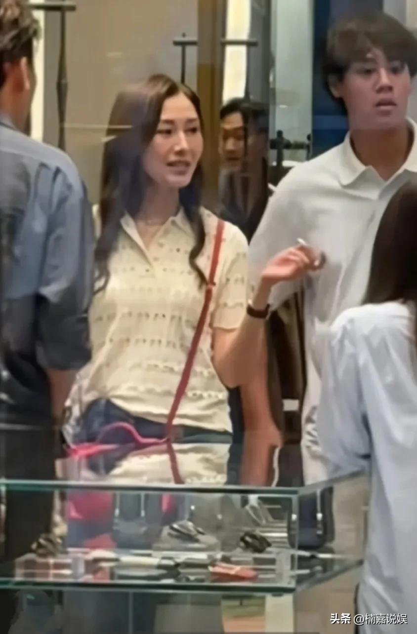 李嘉欣和儿子现身英国，她14岁的儿子这是男大十八变吧，基因优点终于凸现出来了啊！