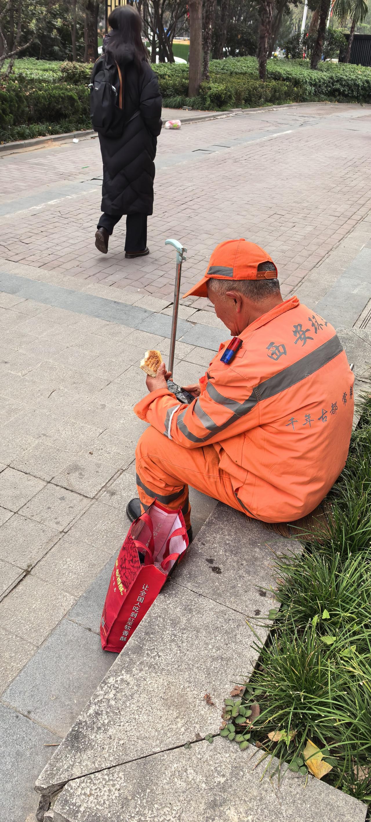 寒冬之下，在西安的普通人找个底层工作实在是太不容易。就比如说这位扫马路的环卫工大