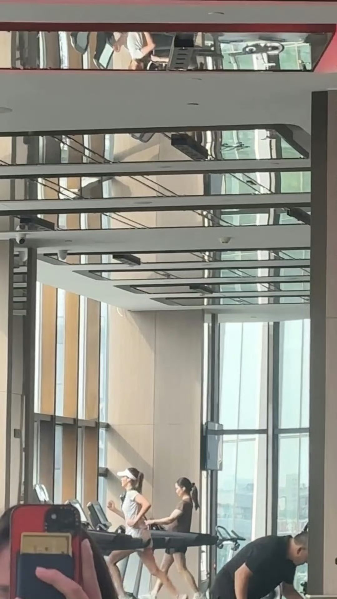 三里屯健身房偶遇谷爱凌谷的luck难怪能不断突破赛场极限，私下里谷爱凌也坚持规律