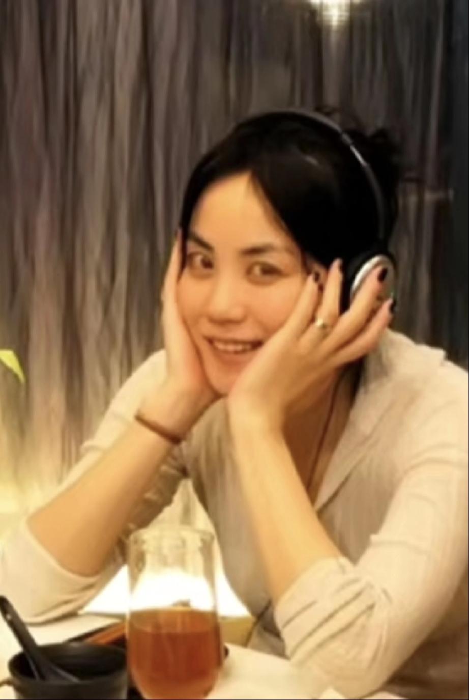 王菲说，越不精心的装扮越适合我。
很少见她做花里胡哨的美甲，就算单色系的指甲油她