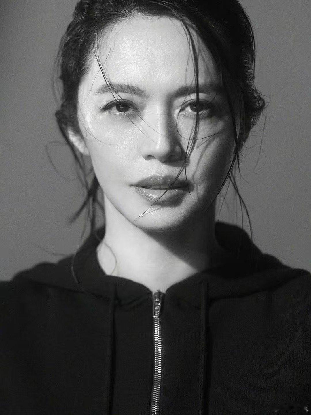 姚晨硬照表现力姚晨硬照 姚晨这组开屏直接把我美晕！湿发连帽造型杀疯了，眼神直戳人