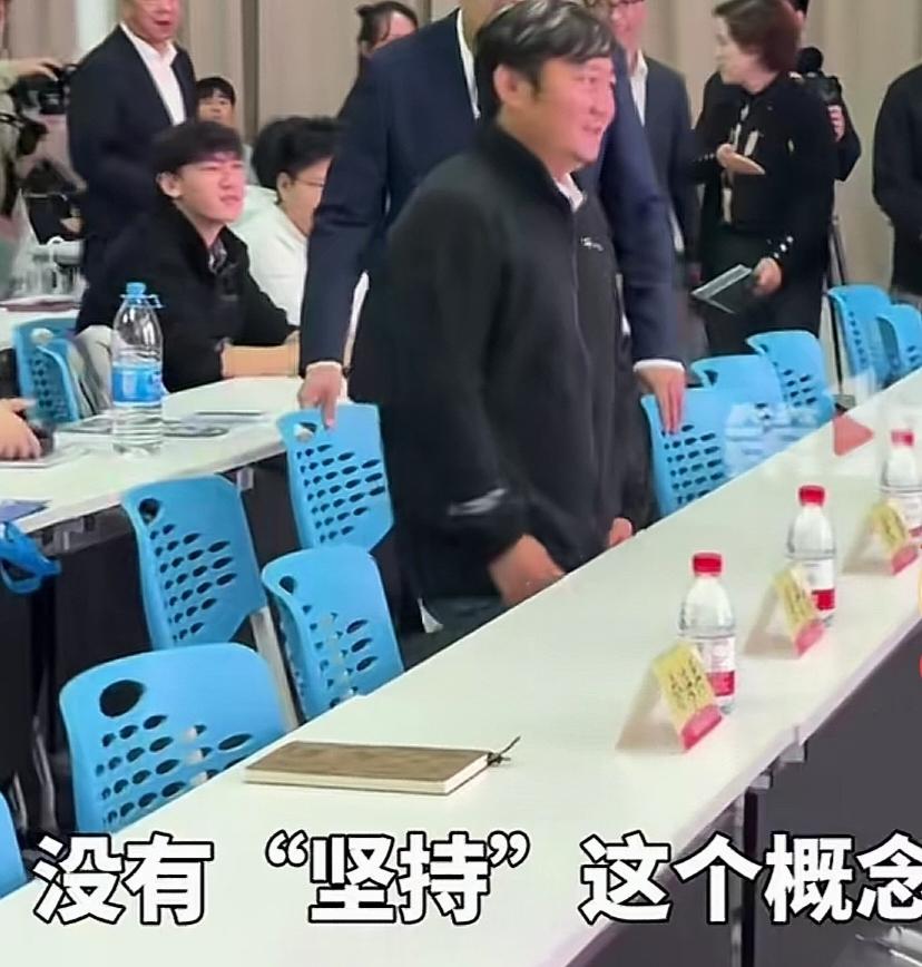 我没有“坚持”两个字
张雪对于成功是坚持的结果，称自己没有这两个字，是喜欢干这个