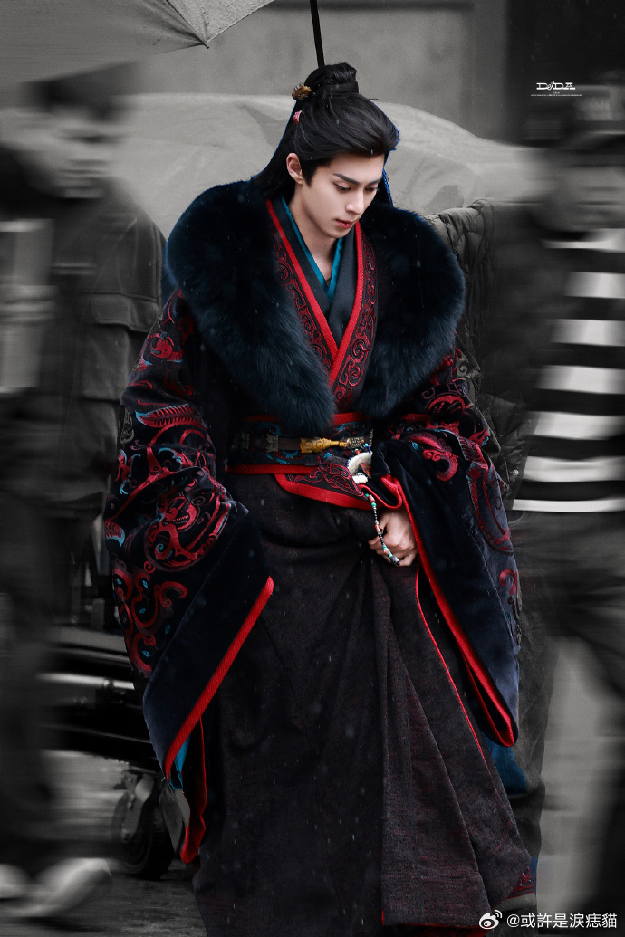 王鹤棣紫衣少年谢景行真的服了王鹤棣的可塑性，前一秒还是霸气睿王，下一秒就是意气风