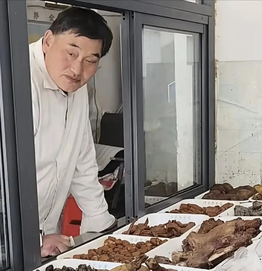 大衣哥低调卤菜馆买菜，不摆谱不浪费实实在在难怪这么多人喜欢他
最近有网友偶遇大衣