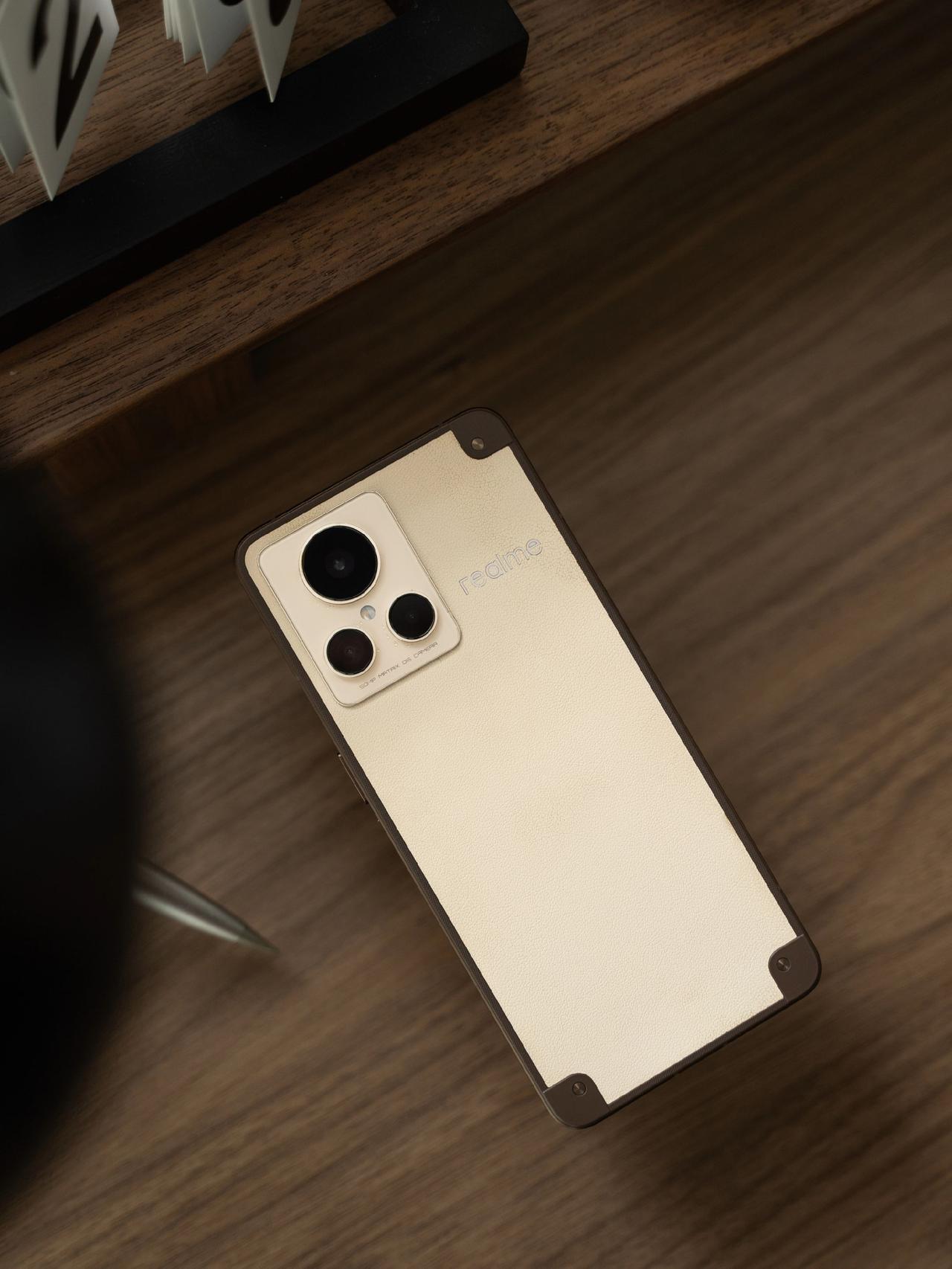 真我经典机型回味：GT2 大师探索版「硬箱·旷野」。这个现在看还是很好看啊。不知