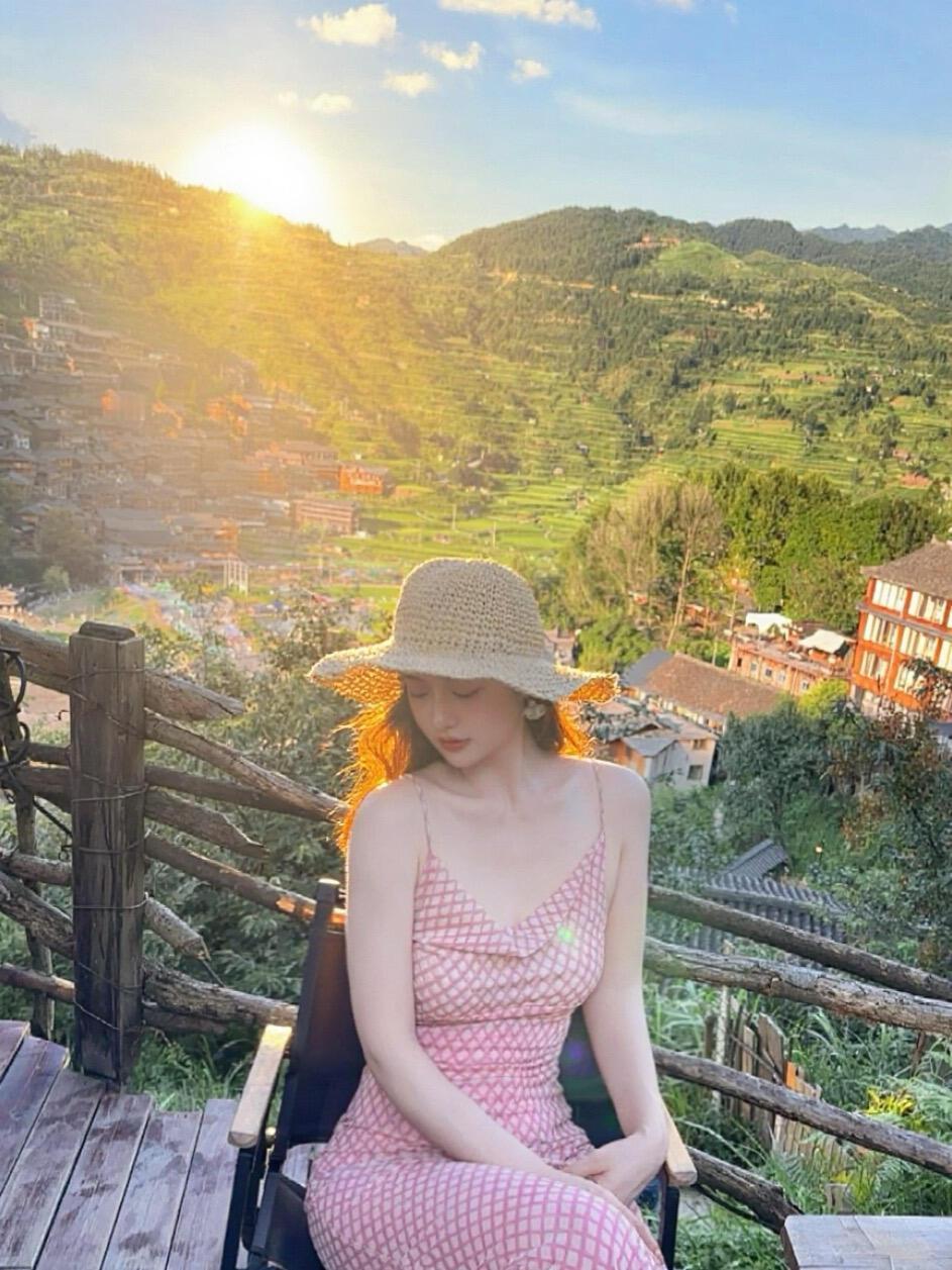          一束光，在西江千户苗寨的黄昏里，把吊脚楼的剪影镀上金边。当它掠