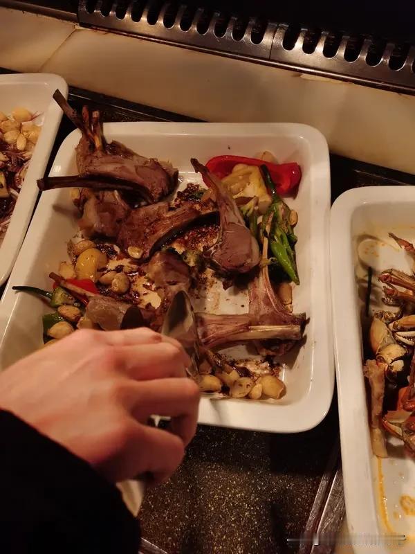 你如何看吃自助餐打包带走的行为 吃自助餐打包带走这事，不能一概而论。有人打包是不