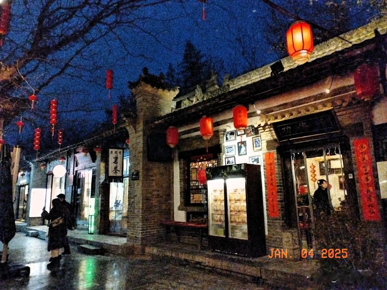 狂风大作雷声吼，求下联:
暴雨猛泄乌云压。