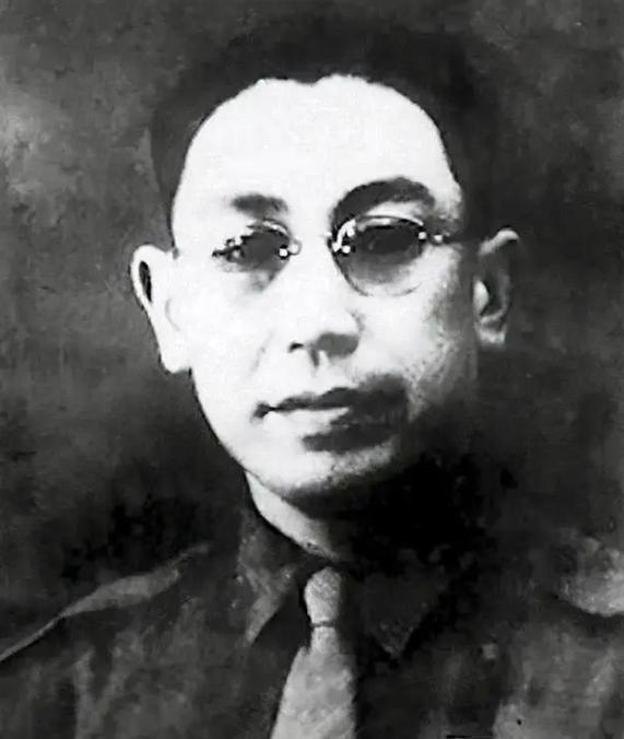 1947年，蒋经国带着侍卫闯入郭汝瑰宅邸时，正撞见他独自坐在饭桌前。两碟素菜，一