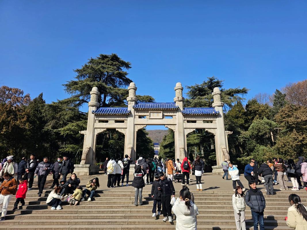 有人说：南京中山陵的人比湖南韶山冲毛主席故居的人多，我都懒得解释，说这话，很明显