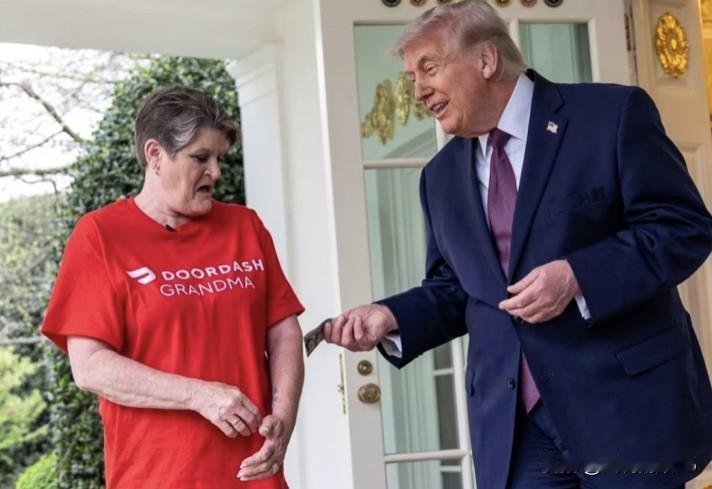 特朗普政治作秀又来了！总统办公室门口特朗普和外卖员玩起了互动，期间还大方递给外卖