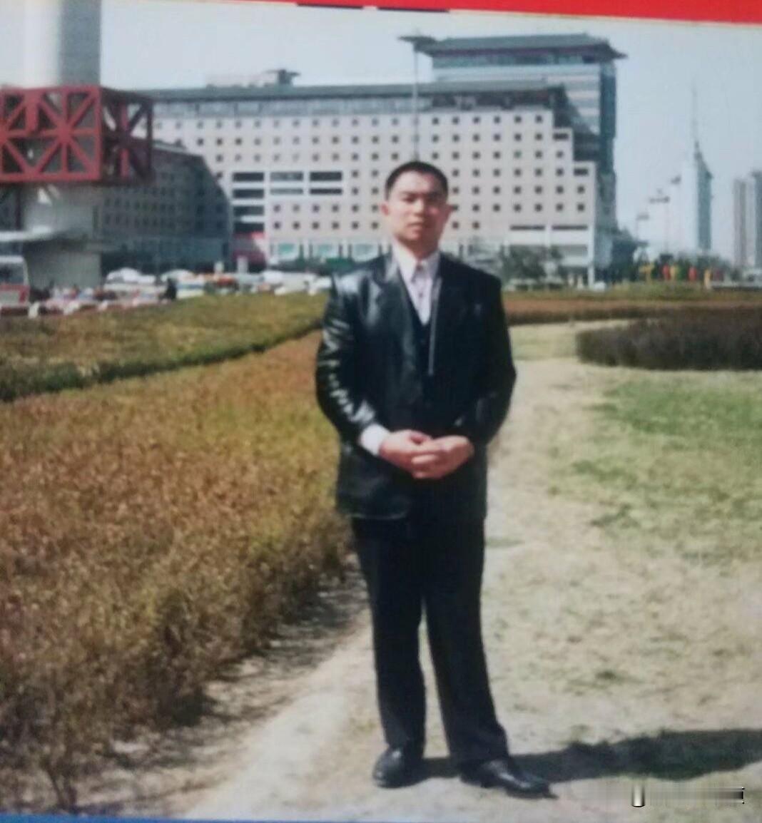我当兵第二年，参加军民共建活动时，受到驻地一姑娘的追求并给我写了几封信，我对她也