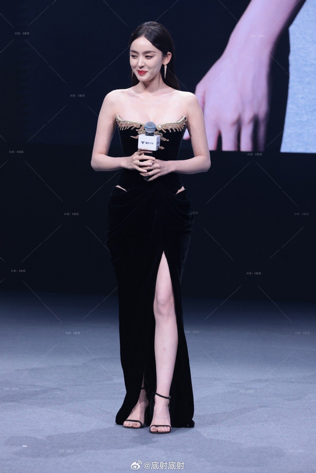 古力娜扎一字带玉足 