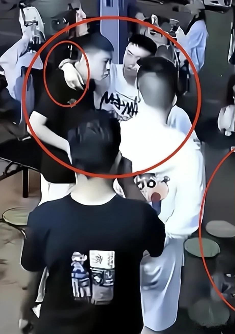 河南洛阳“剪刀捅人”事件，和“昆山龙哥”如出一辙，嚣张的结局被反杀，唯一的不同点