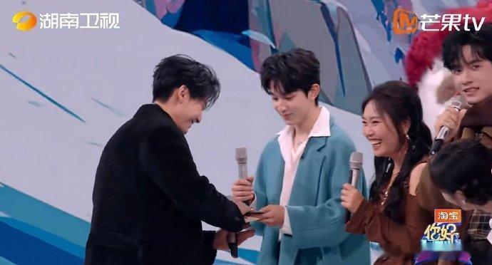 郭俊辰原来我这么抢手你好星期六郭俊辰真的越来越有魅力了！节目中的每一个小表情都超