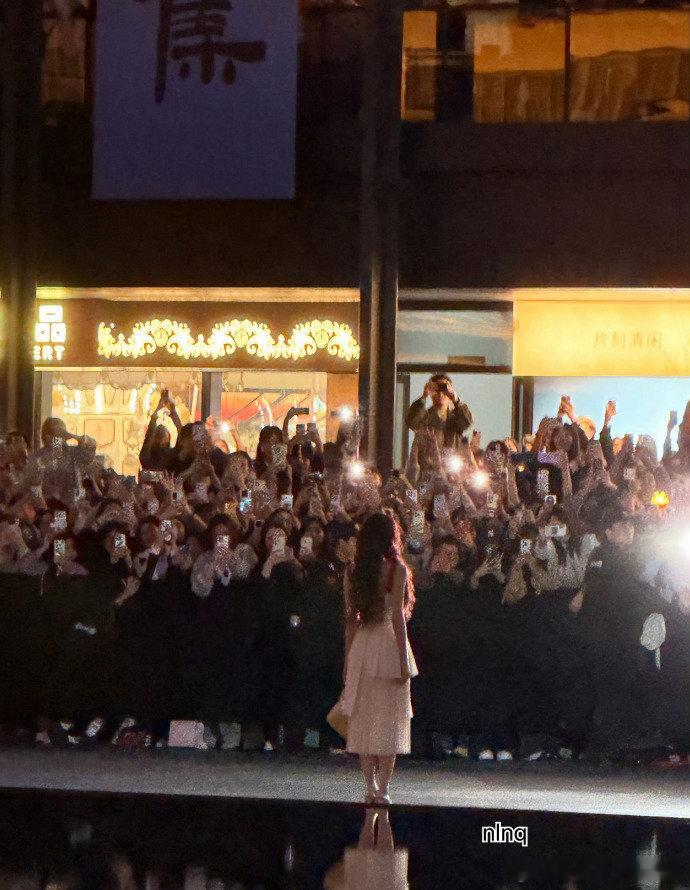 宋雨琦红发羊毛卷 宋雨琦景德镇活动人气，真的好多人啊！宋雨琦景德镇活动人气