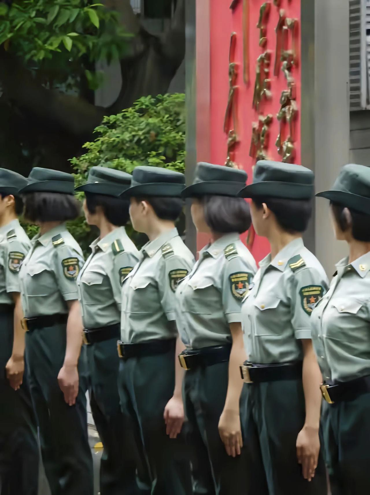 大家仔细看，原来武装带真的是这样扎的。
图片中是一队英姿飒爽的女兵，看军衔的话有