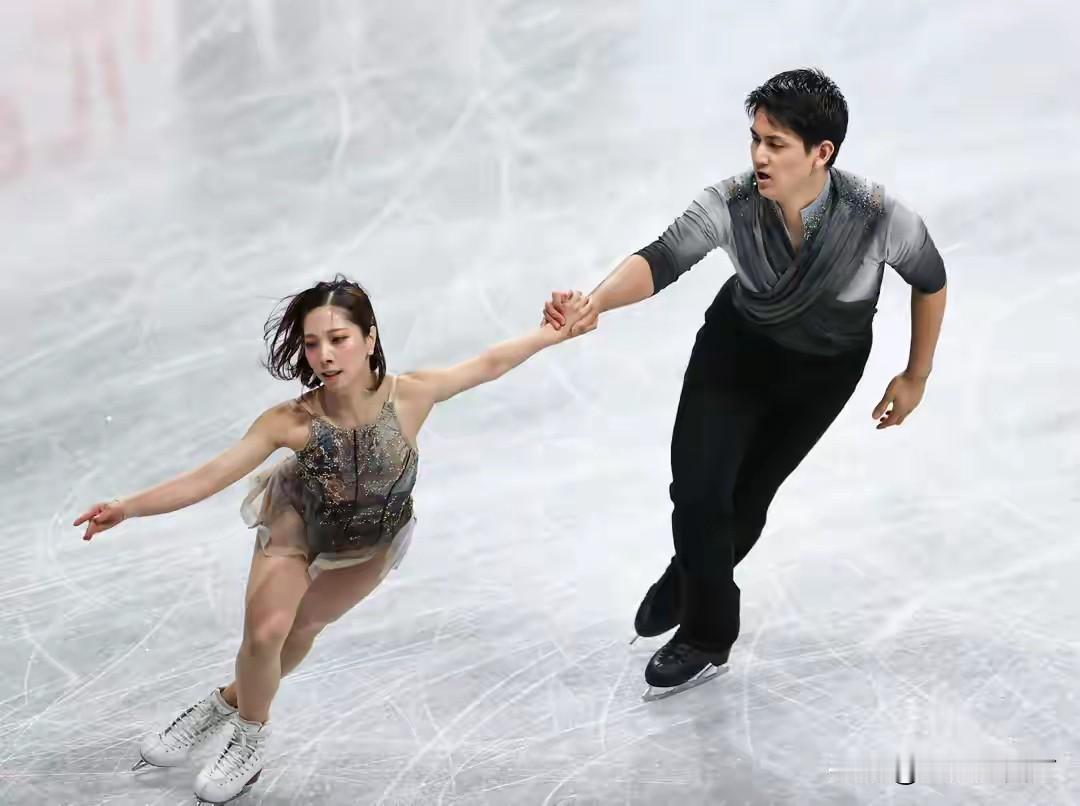 世界花样滑冰大奖赛总决赛在日本名古屋继续进行，在成年组双人滑自由滑比赛中，两届世
