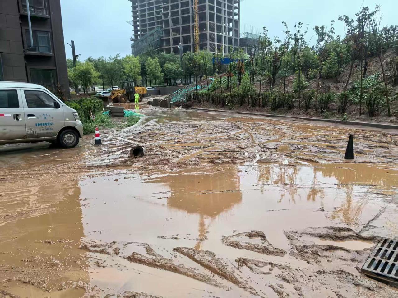 西安小孩坠井的小区原来是个半烂尾楼盘，虽然已经交楼了，但是小区地面还是黄泥地，各