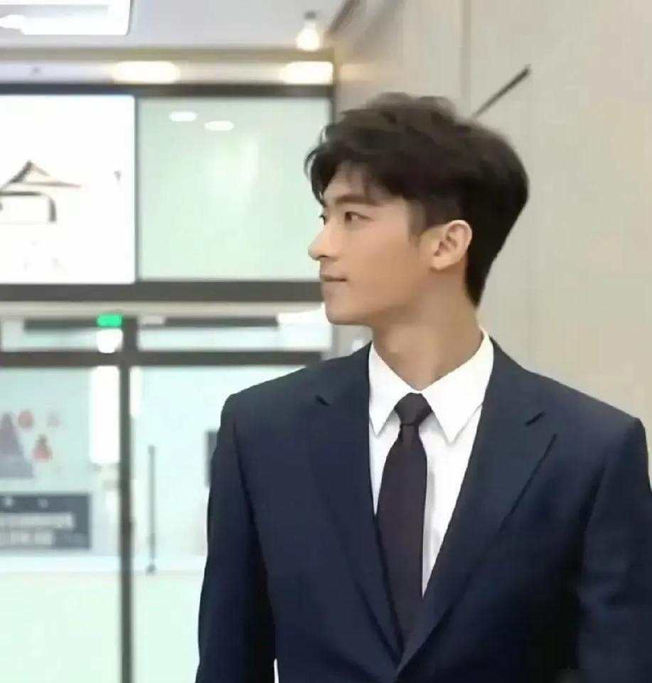 张柏芝欠钱被告了。
但她根本不在乎钱。
你翻她近况，官司缠身，但直播照样做，去年