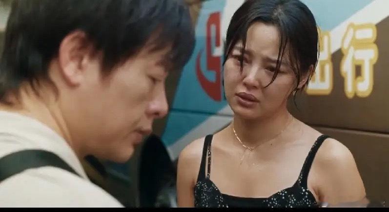 就是这部电影让辛芷蕾拿下威尼斯影后，《日掛中天》开启点映。评论两极分化，一方面觉