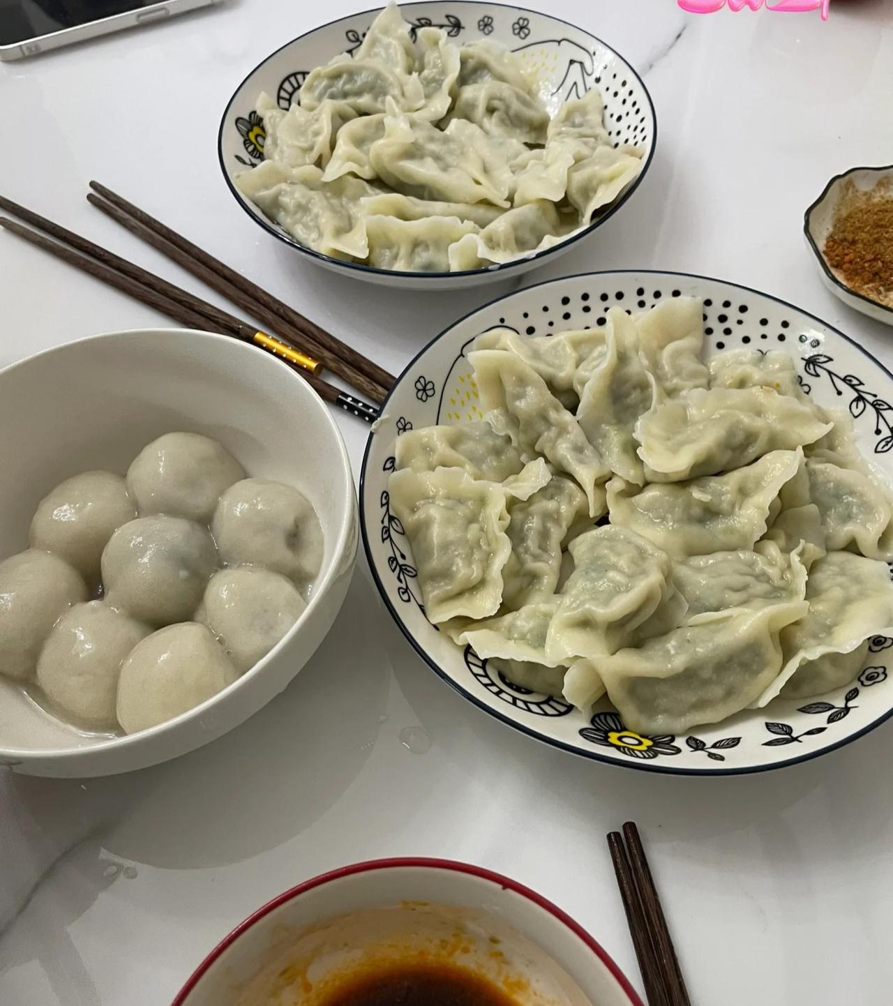 昨天冬至，是广东人的新年。
早上和婆婆去菜市场买菜。
路上看见各家各户都在拜老爷