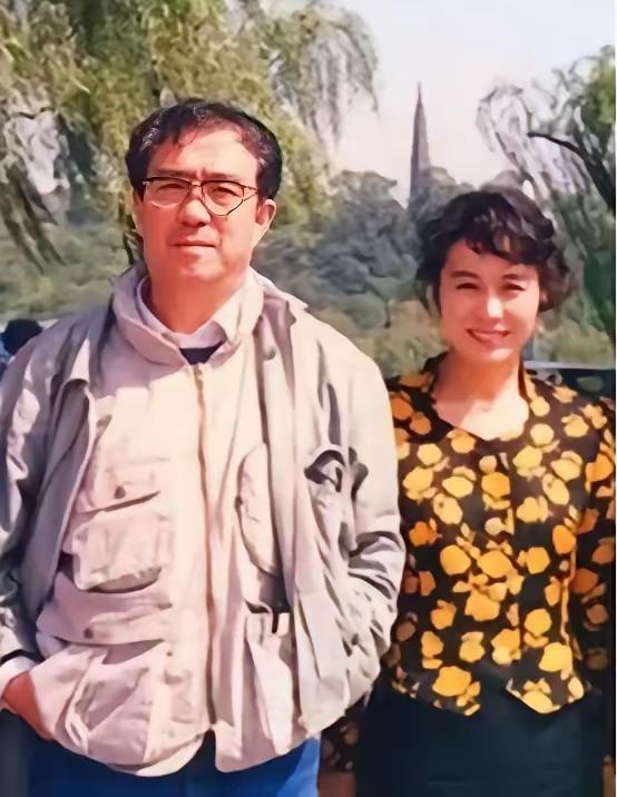 1992年谢晋和栗原小卷在杭州西湖。当年拍完 《芙蓉镇》的谢晋在一次和朋友吃饭时