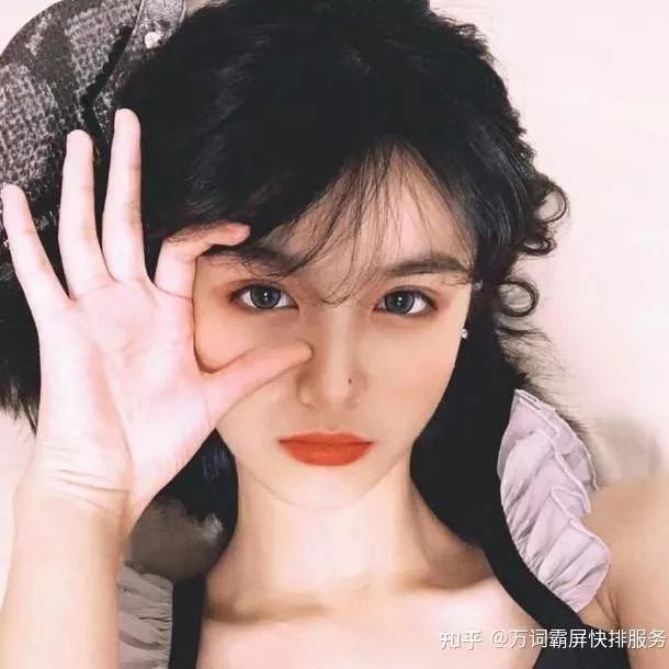 优雅的黑发与红唇，复古风写真，展现不一样的魅力！