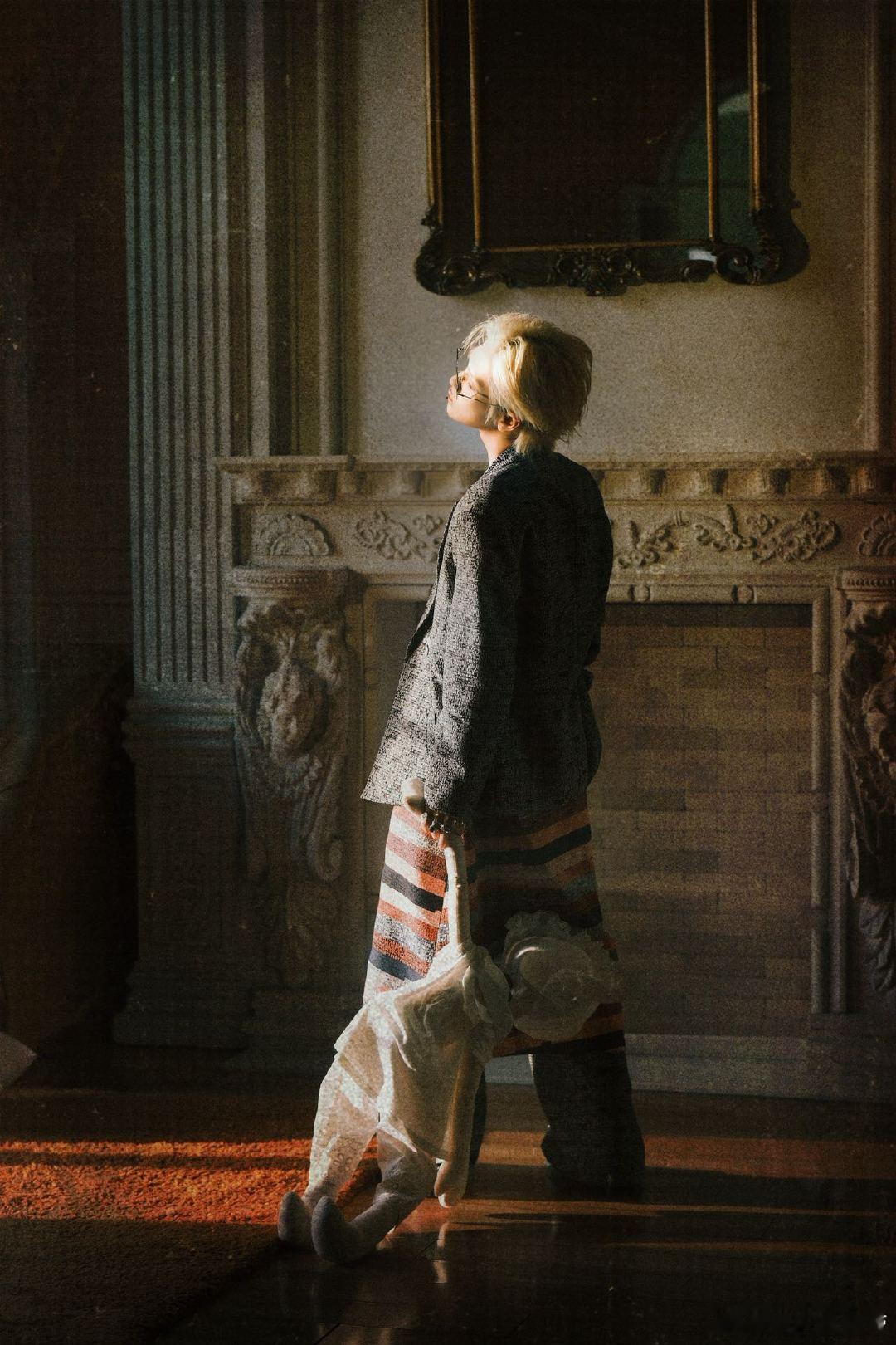 周震南 微博kid 天呐！周震南这微博kid身份藏不住咯！拽酷造型下是嫩脸，和玩