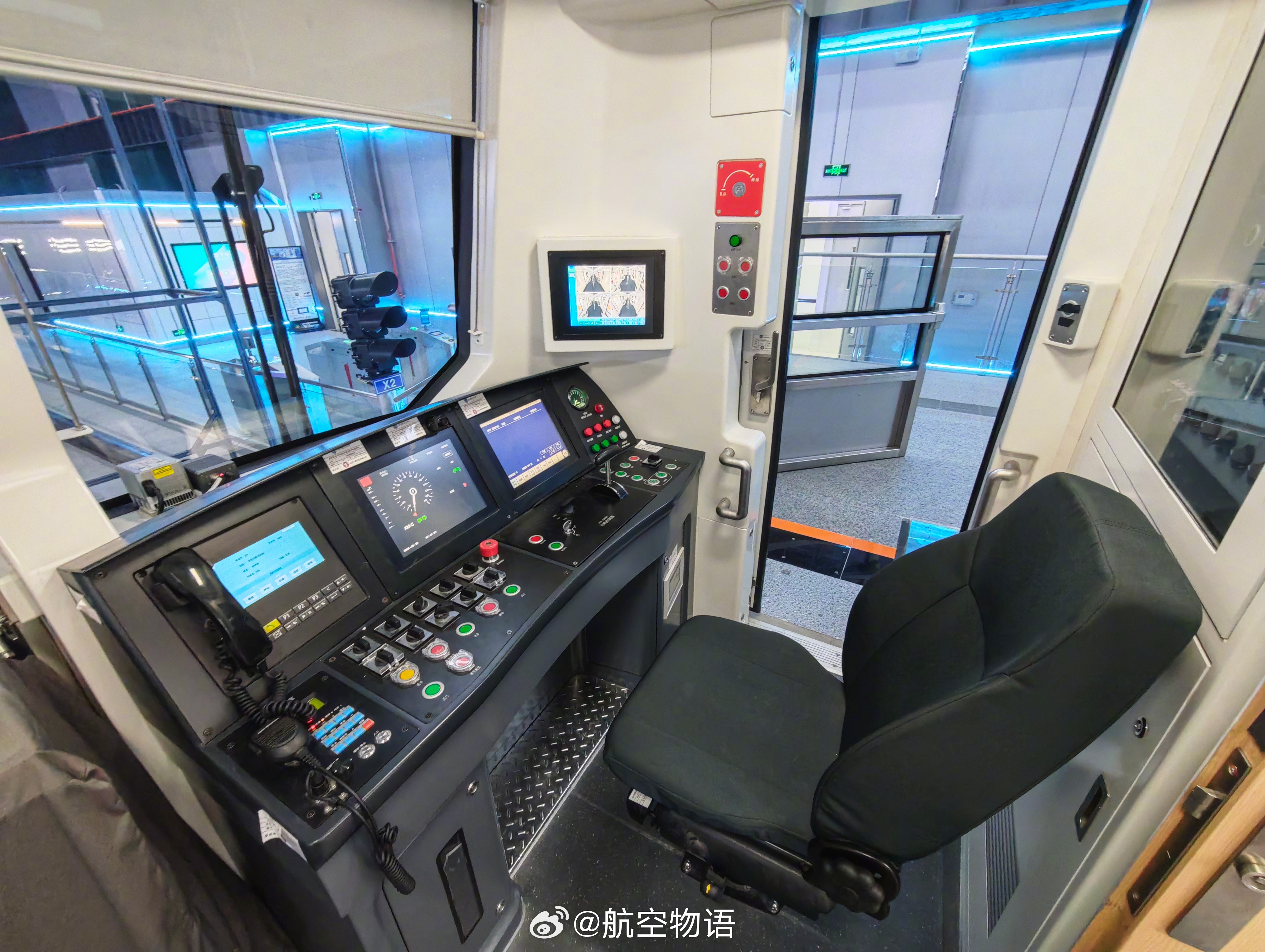 车迷狂喜，学校里坐地铁，还能进驾驶室！继续在深技大转一转，一不小心看到这玩意儿—