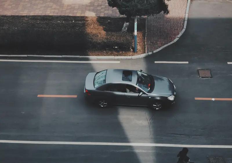 心太大！大火逼近，男子淡定挪车，下一秒车直接烧成空壳！
 
笑不活了！这绝对是全