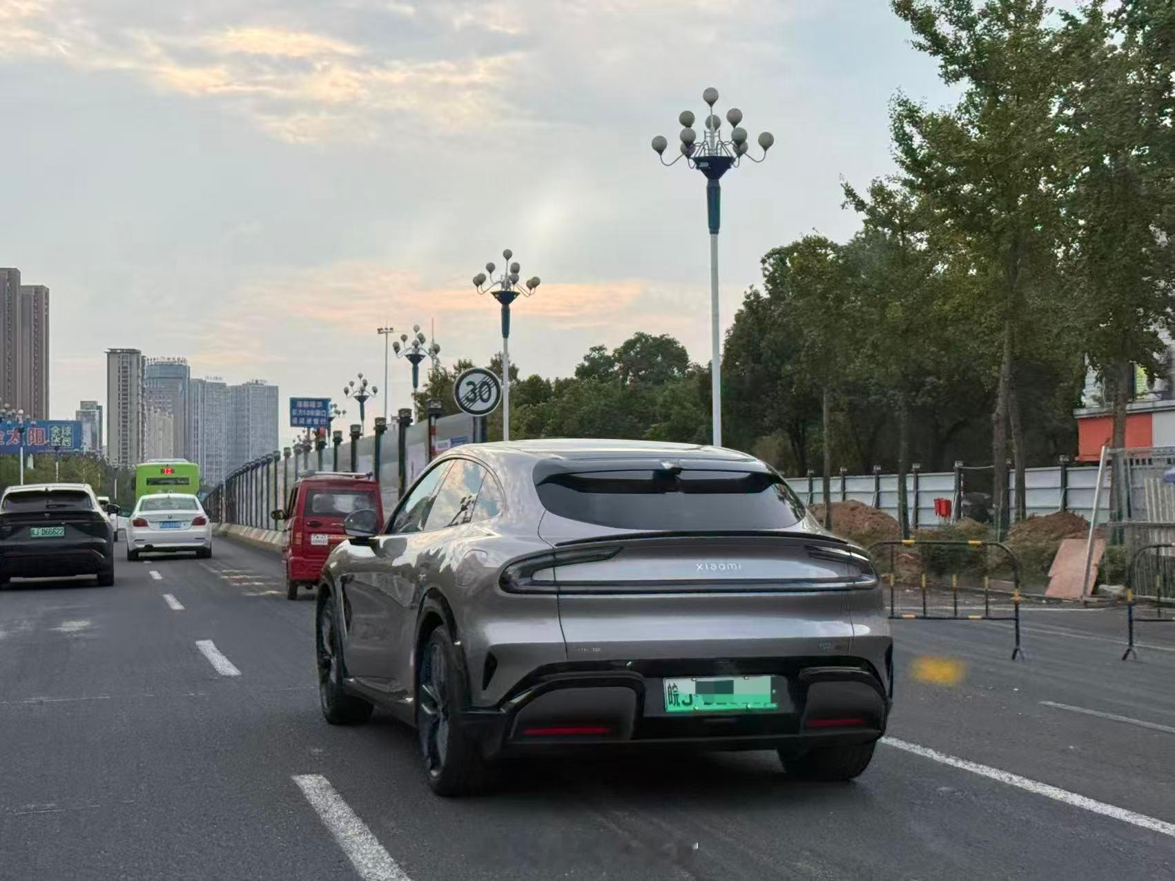 在小县城偶遇一辆小米 YU7。小米yu7308_IO新能源汽车 ​​​