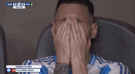 美洲杯决赛，梅西第66分钟因伤下场后他哭了好几分钟，而劳塔罗.马丁内斯在加时赛第