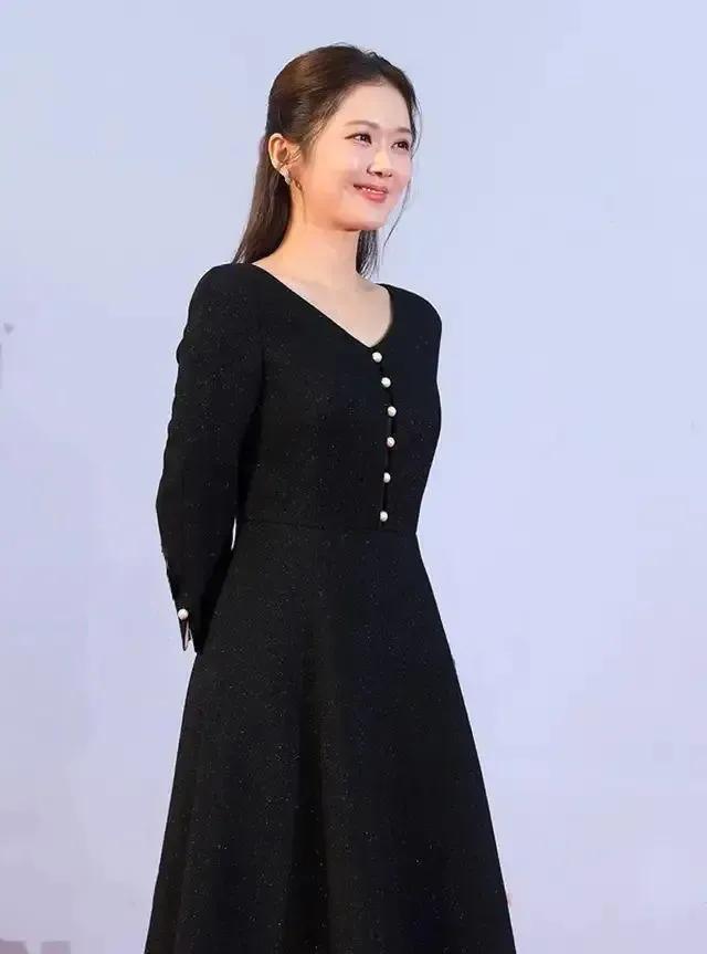 不承认不行，她才是真正冻龄美女吧！

二十年多前看她长这个样子，如今还是这个样子