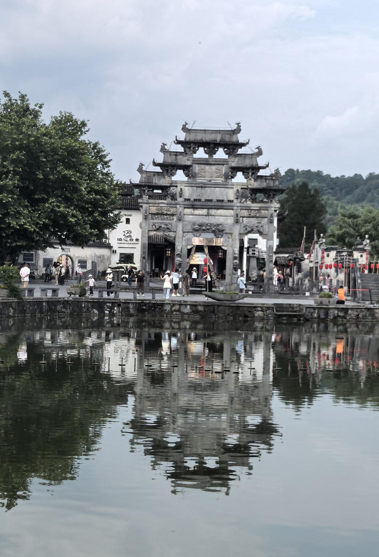 黄山脚下的西递，是藏在尘世里的千年桃源，尽显徽派建筑神韵。
村口的石雕牌坊古朴雄