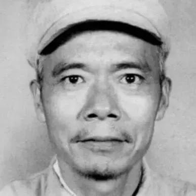 1937年，地下党涂作潮与邻居喝茶。突然，邻居凑近他并轻声说：“老兄，我看你像共