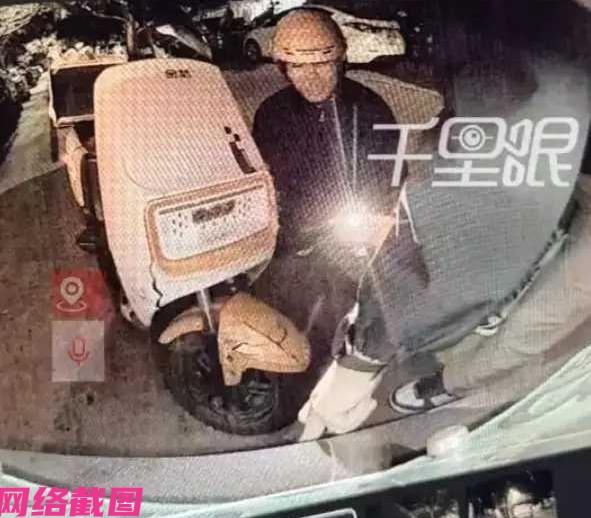 浙江杭州有男子凌晨开车时，突然被外卖小哥追尾发生交通事故。

此刻男子看到自己的