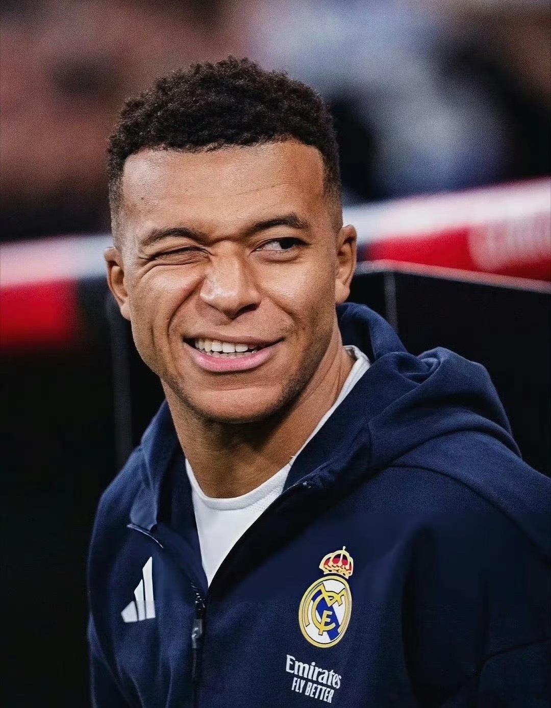 FIFA实力榜姆巴佩进攻第一进攻能力确实厉害，这个毋庸置疑，胜败乃兵家常事，继续