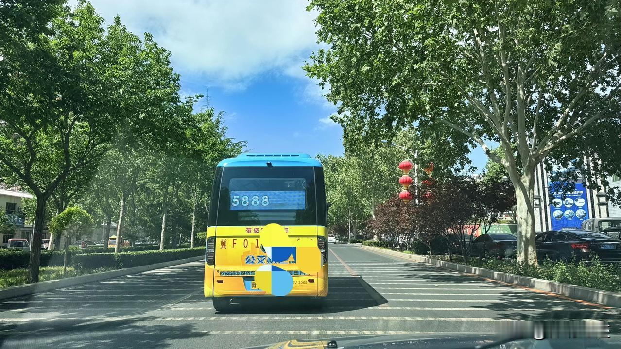 经常在保定的大街上看到这种小公交，但是一次也没坐过，也不知道咋坐。

只见这种小