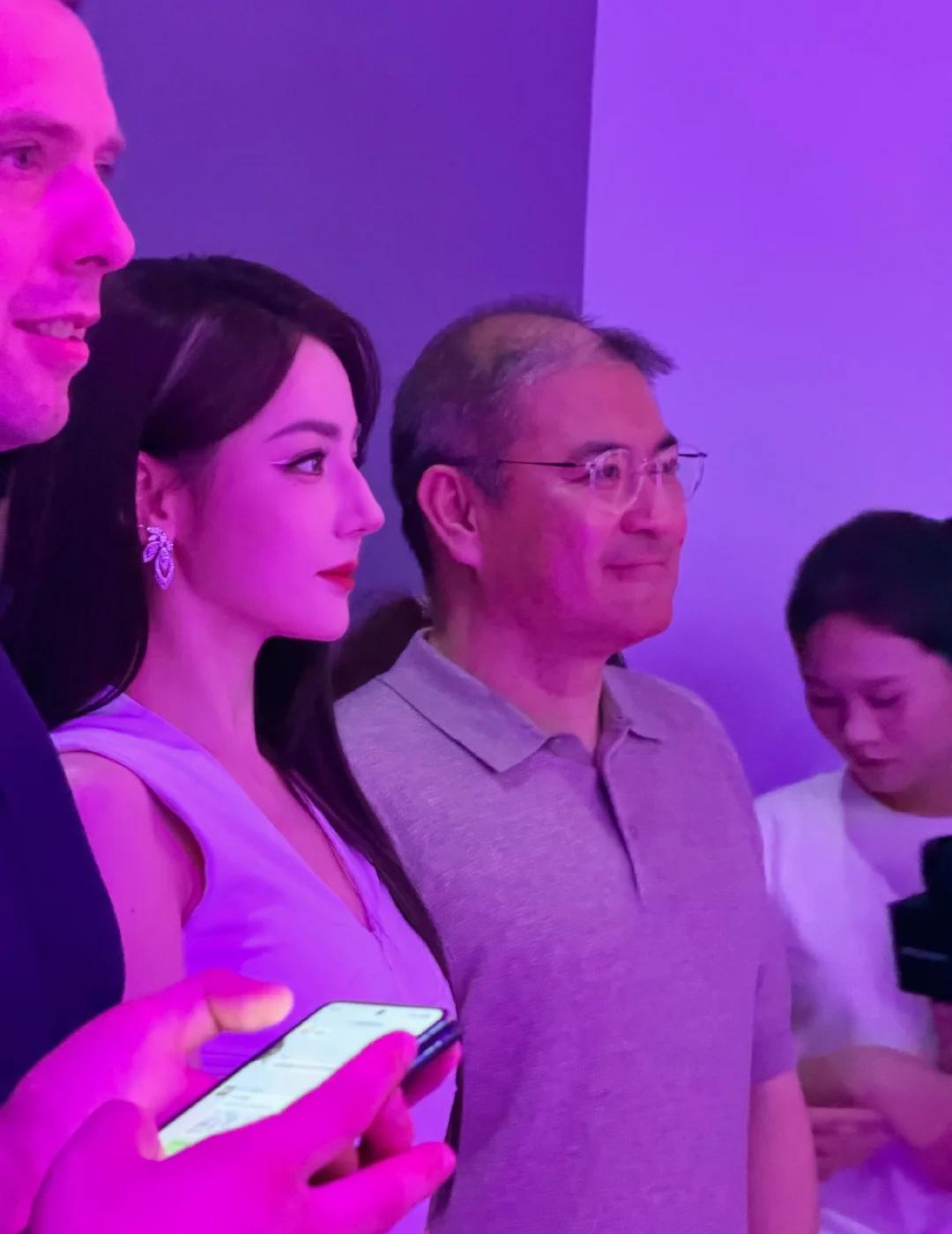 挑染 白色眼线  好美好美[惊喜]
	
迪丽热巴 路虎卫士 迪丽热巴路虎卫士全驭