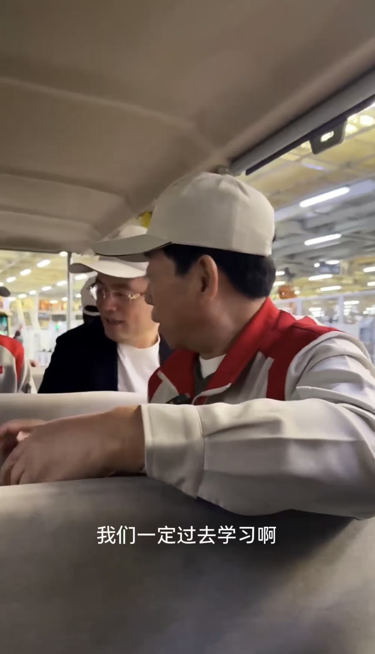 魏建军于东来合体直播魏建军带于东来飙车这俩老头终于碰头了！魏建军拉着于东来沙漠豁