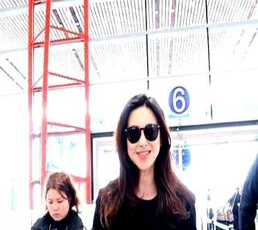 说真的，看朱珠的街拍简直是一种“精神霸凌”，凭什么咱穿基础款像去菜市场，她穿件驼