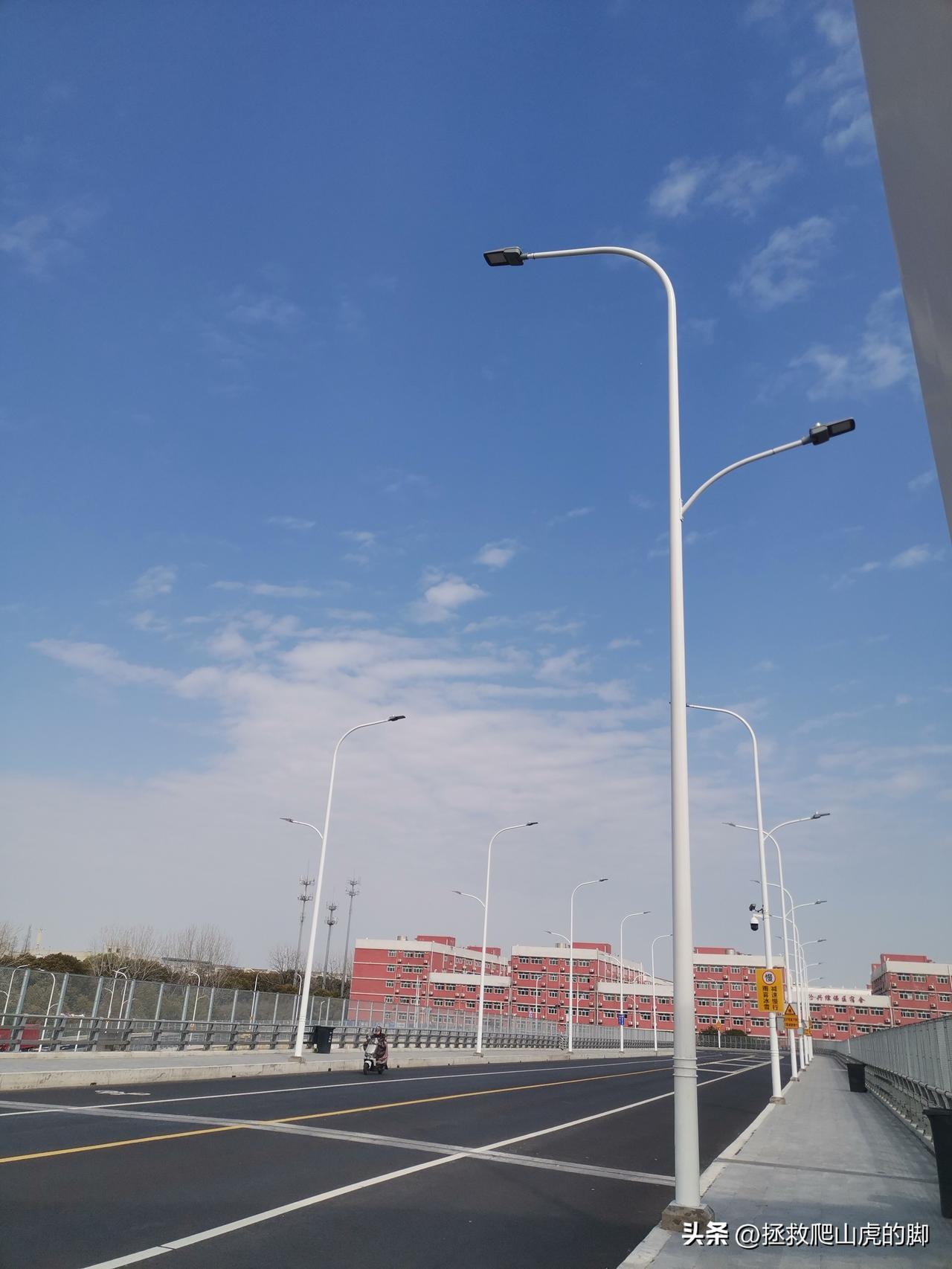 今年春天最想实现的心愿 
这个春天，我最想实现的心愿就是去一趟江南古镇。想象着漫