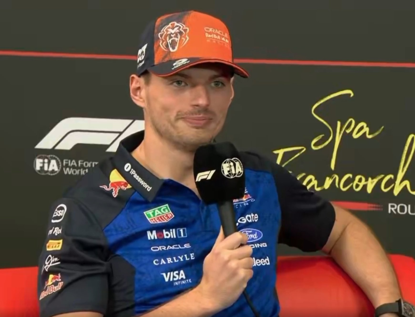f1今天的新闻发布会，现场记者问潘子：明年还会为红牛效力吗？维斯塔潘："我不想陷