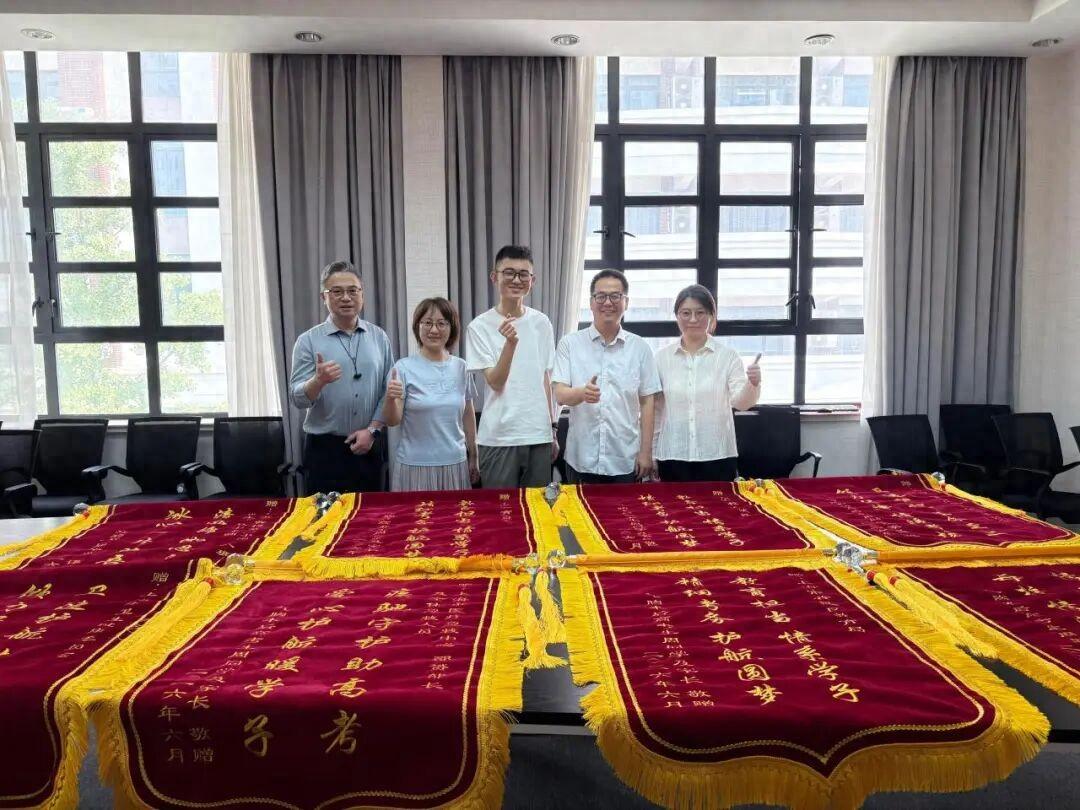 660分满分，618分到手，上海全市排名前58。这成绩搁谁身上都够炸裂了吧？但更