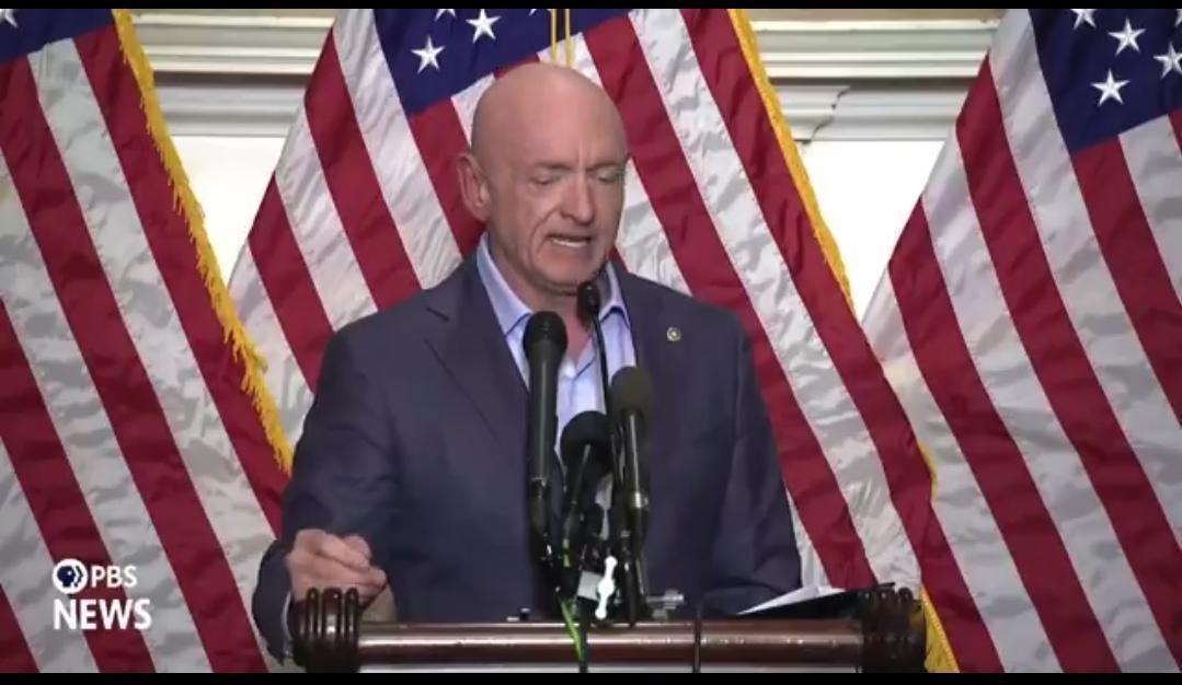 凯利参议员：“（赫格塞思）在舞台上四处宣扬杀伤力、战士精神以及杀戮。”
“这不该